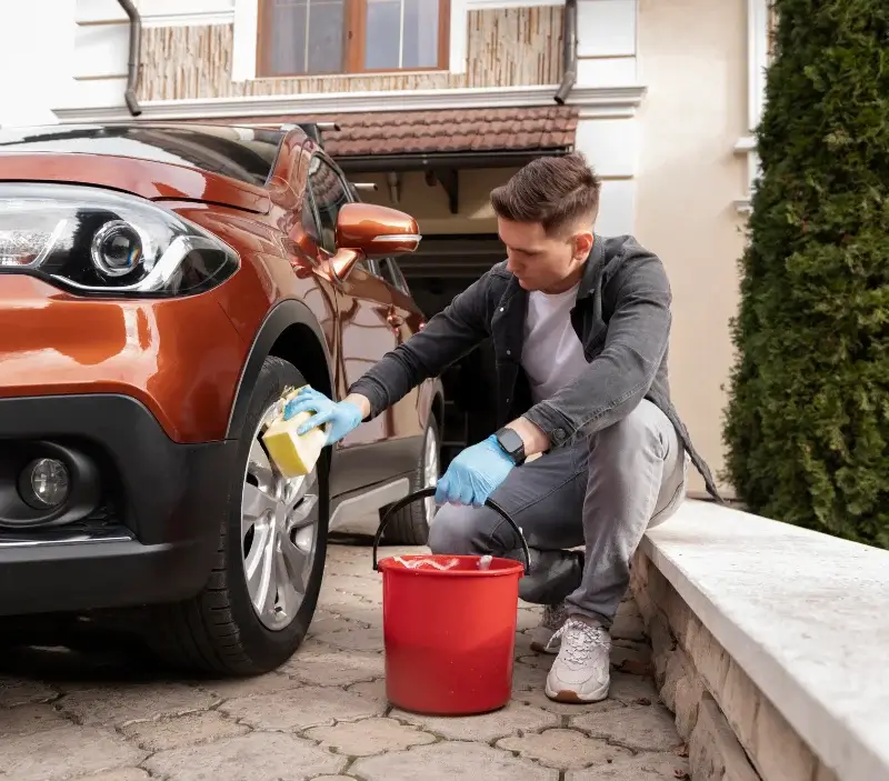 Lavage auto à domicile Naveil : professionnel intervenant sur un véhicule